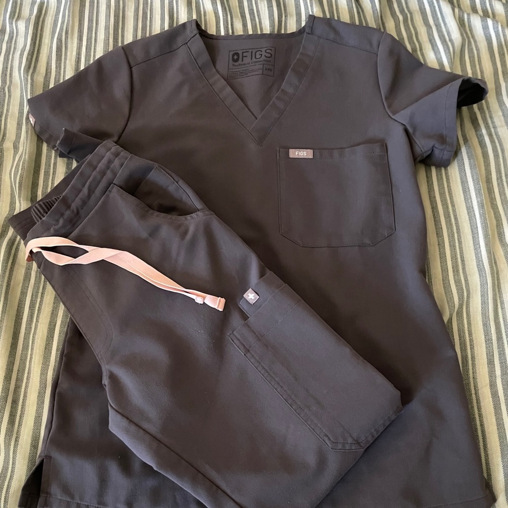 FIGs Charcoal scrub set